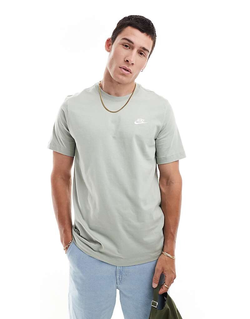 Оливково-зеленая футболка Nike Club
Оливково-зеленая футболка Nike Club