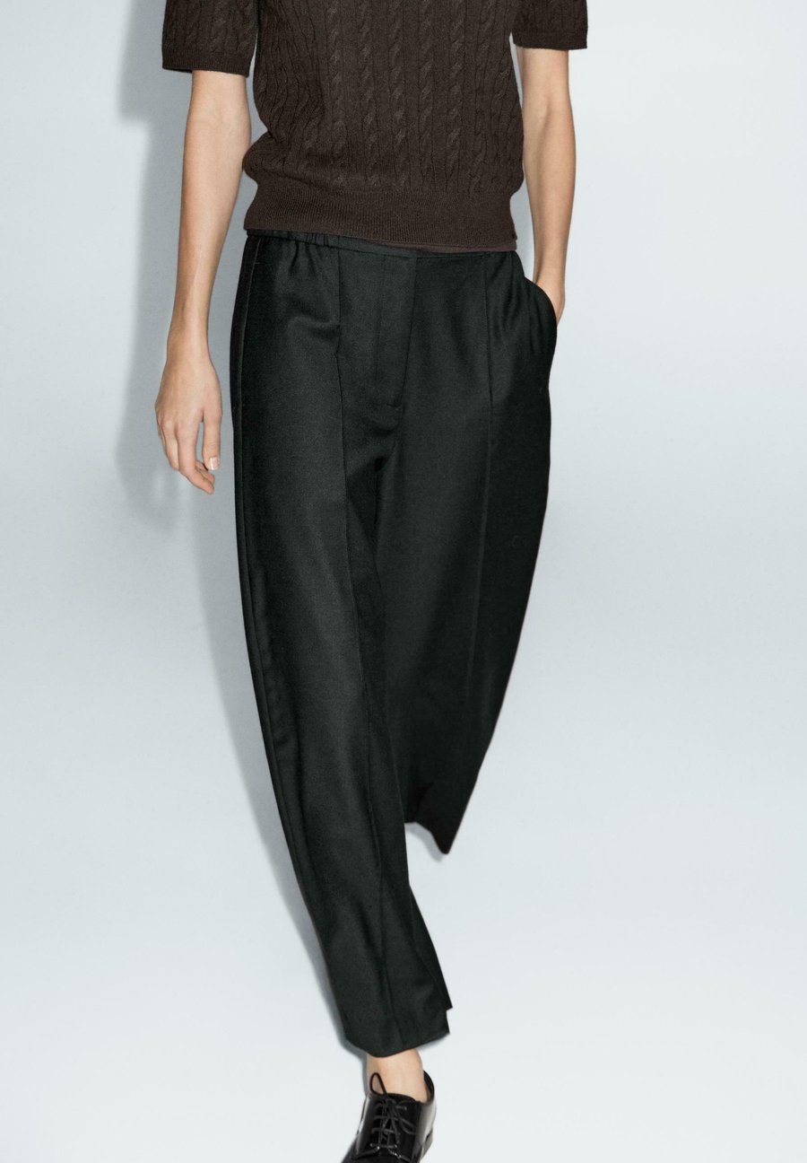 Брюки Massimo Dutti BARREL FIT WITH ELASTICATED WAISTBAND , Black
Брюки Massimo Dutti BARREL FIT WITH ELASTICATED WAISTBAND , Black