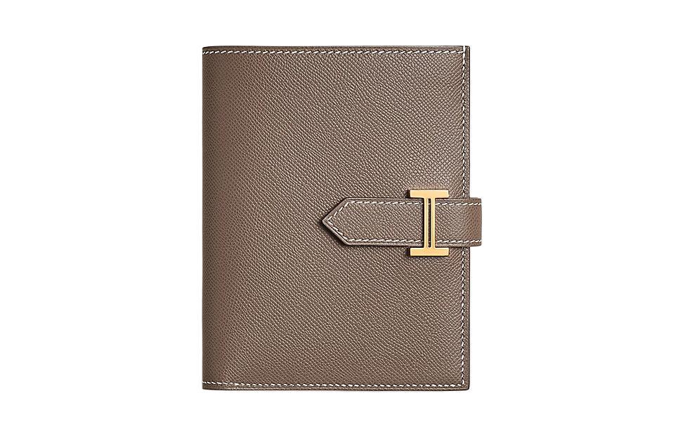 HERMES Кошелёк Bearn Madame из телячьей кожи женский 18 цвет серый слоновая кость
HERMES Кошелёк Bearn Madame из телячьей кожи женский 18 цвет серый слоновая кость