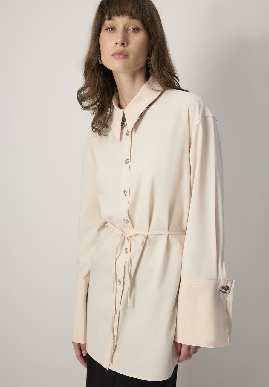 Блуза Touché Privé WIDE CUFF, Cream/Beige
Блуза Touché Privé WIDE CUFF, Cream/Beige