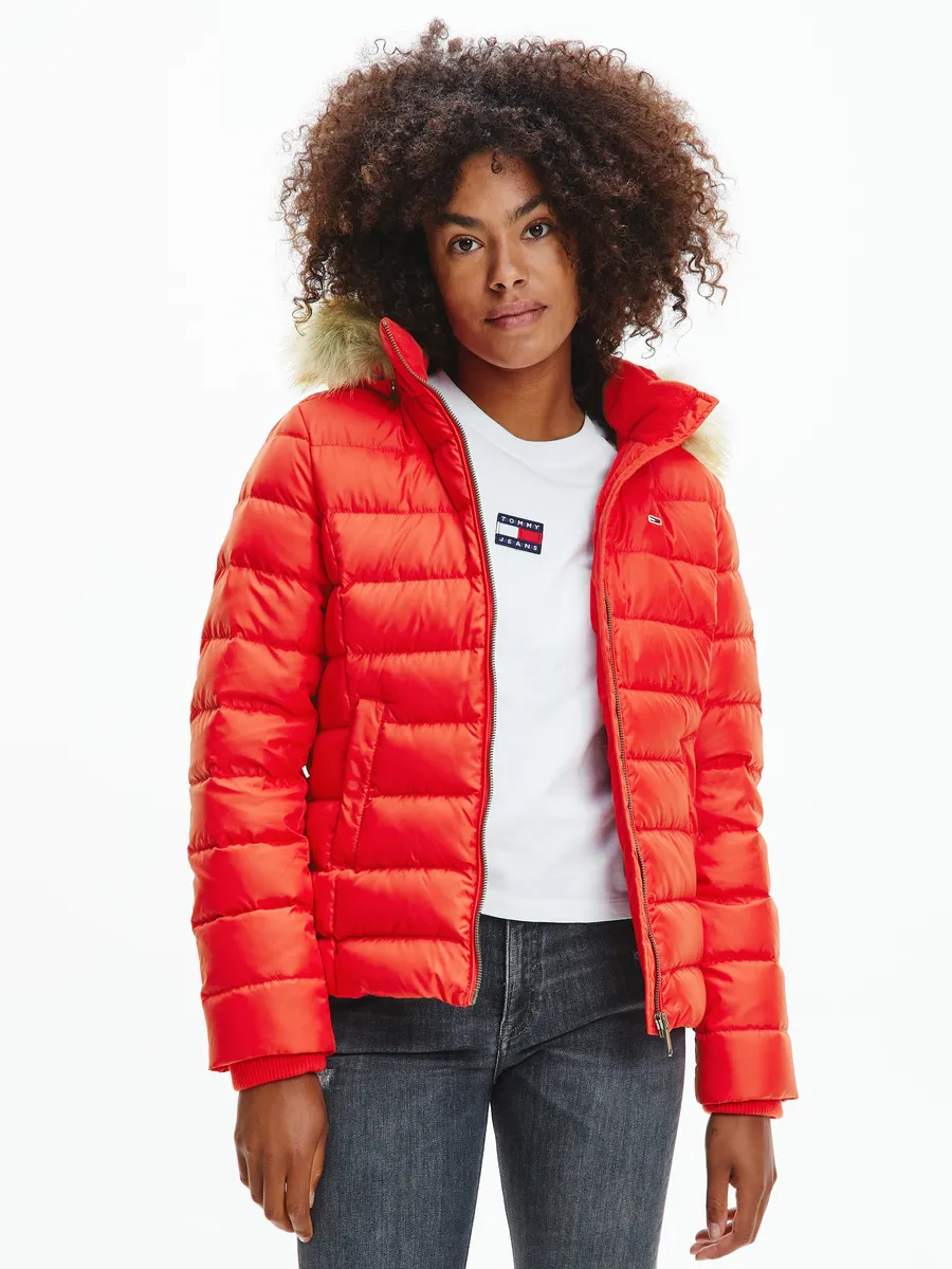 Пуховик Tommy Jeans "BASIC HOODED DOWN JACKET", с капюшоном, с искусственным мехом на капюшоне и флажком с логотипом Tommy Jeans, красный
Пуховик Tommy Jeans "BASIC HOODED DOWN JACKET", с капюшоном, с искусственным мехом на капюшоне и флажком с логотипом Tommy Jeans, красный