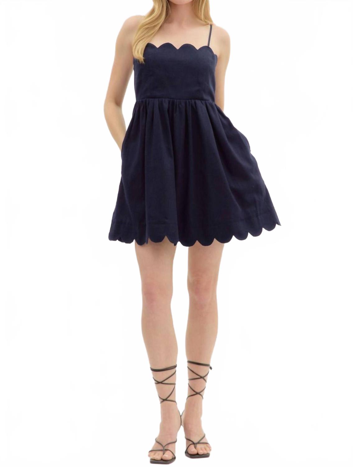 Платье Brooke с фигурной спинкой и бантом в темно-синем цвете Entro
Платье Brooke с фигурной спинкой и бантом в темно-синем цвете Entro