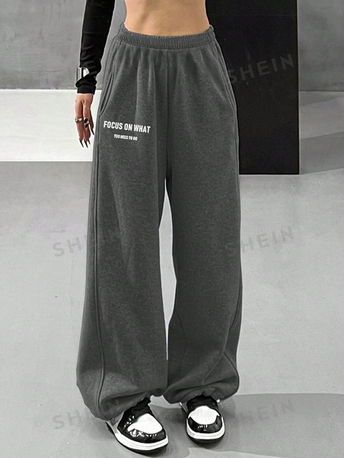 EZwear Свободные брюки На нем напечатан слоган, эластичная талия, удобная, большого размера Shein, темно-серый
EZwear Свободные брюки На нем напечатан слоган, эластичная талия, удобная, большого размера Shein, темно-серый