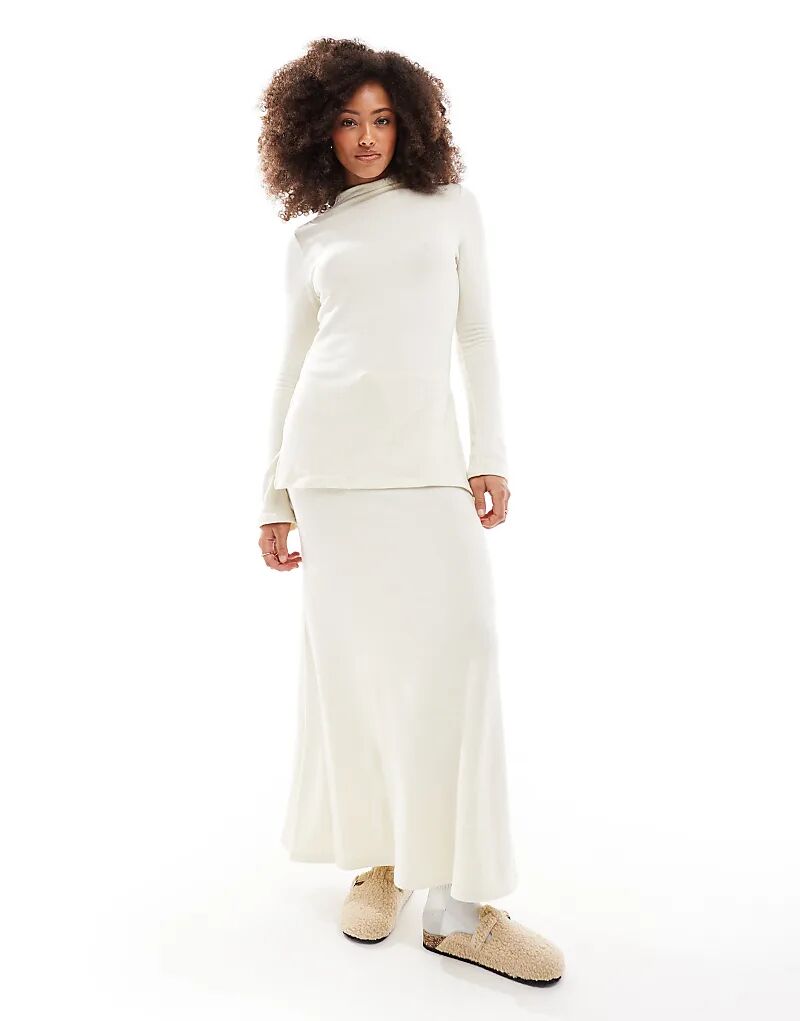 Комбинированная супермягкая макси-юбка кремового цвета Vero Moda
Комбинированная супермягкая макси-юбка кремового цвета Vero Moda