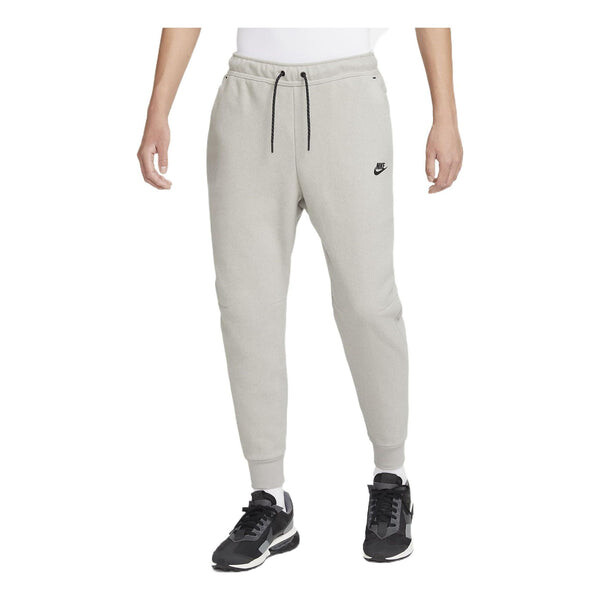 Логотип на спортивных штанах Nike, серый
Логотип на спортивных штанах Nike, серый
