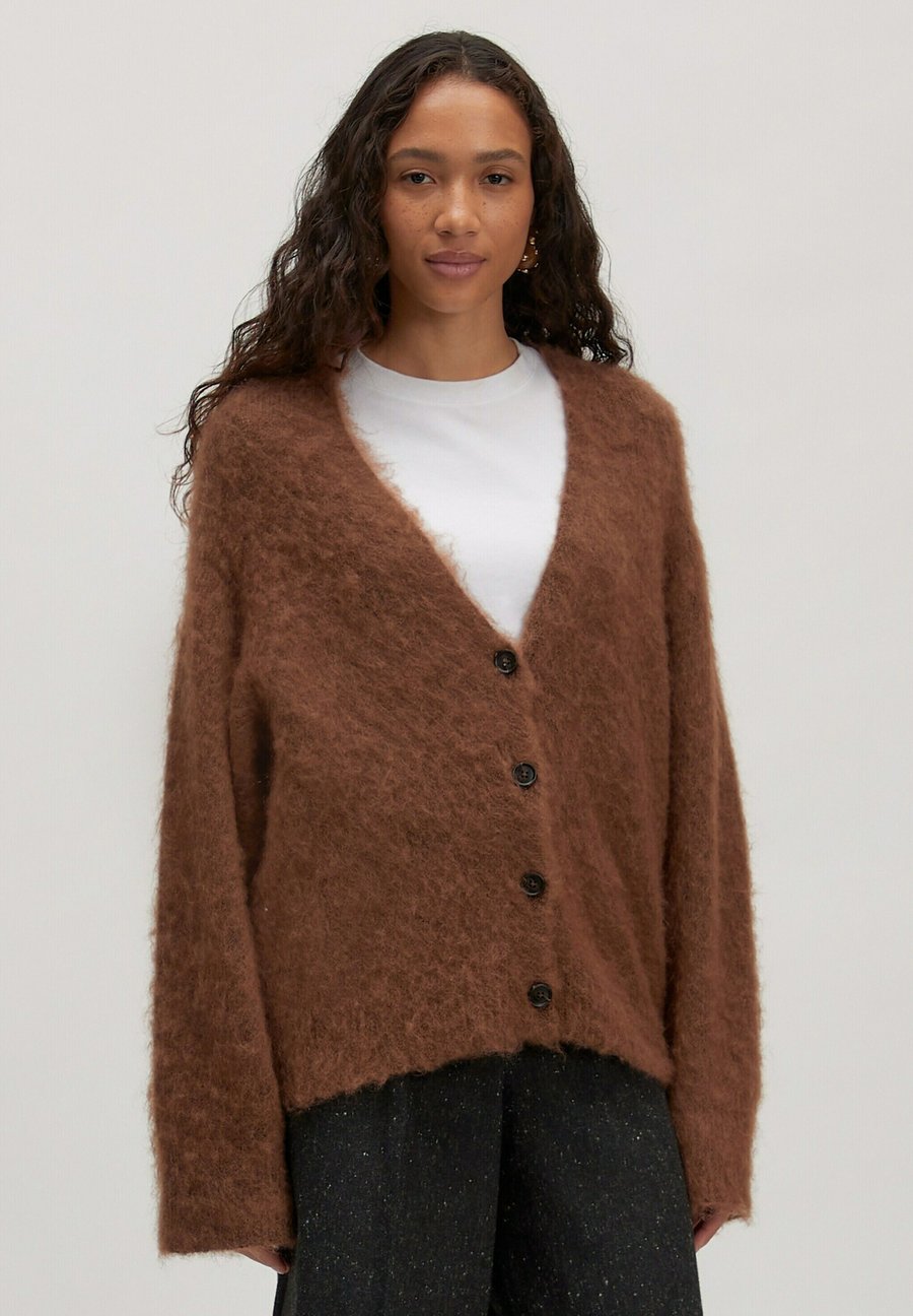 Кардиган EDITED Cardigan, Braun/Brown
Кардиган EDITED Cardigan, Braun/Brown
