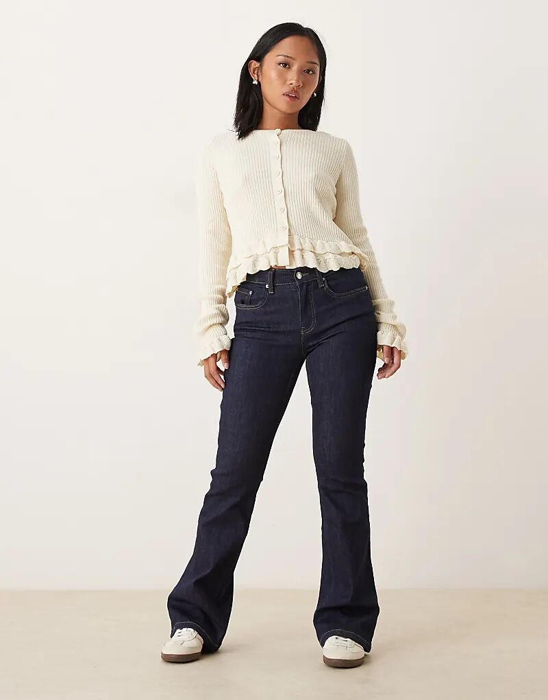 Джинсы-клеш Gina Tricot Petite с заниженной талией цвета темно-индиго
Джинсы-клеш Gina Tricot Petite с заниженной талией цвета темно-индиго