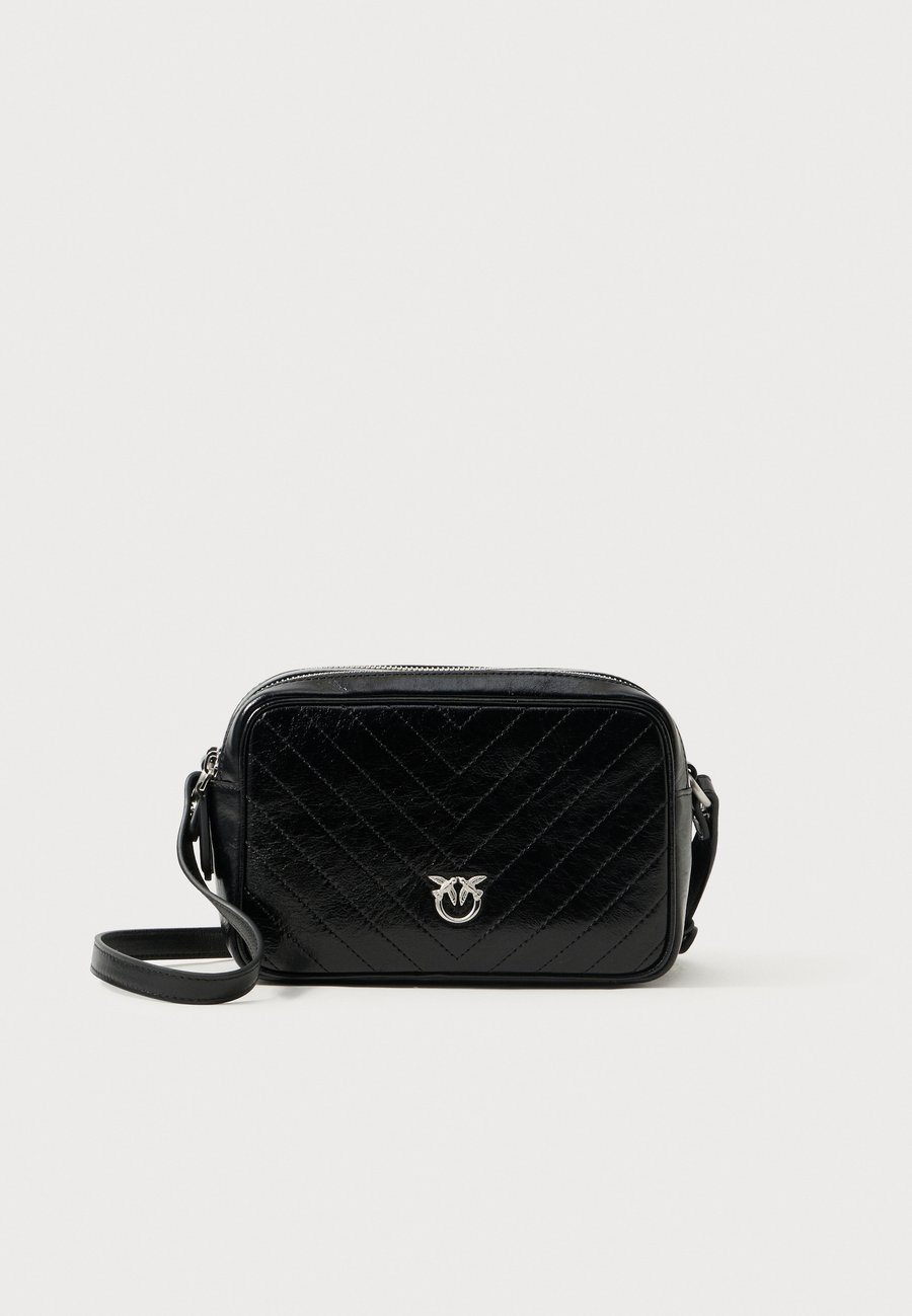 Сумка кросс-боди Pinko CARRIE CAMERA BAG, Nero Limousine/Matt Silver-Coloured/Black
Сумка кросс-боди Pinko CARRIE CAMERA BAG, Nero Limousine/Matt Silver-Coloured/Black
