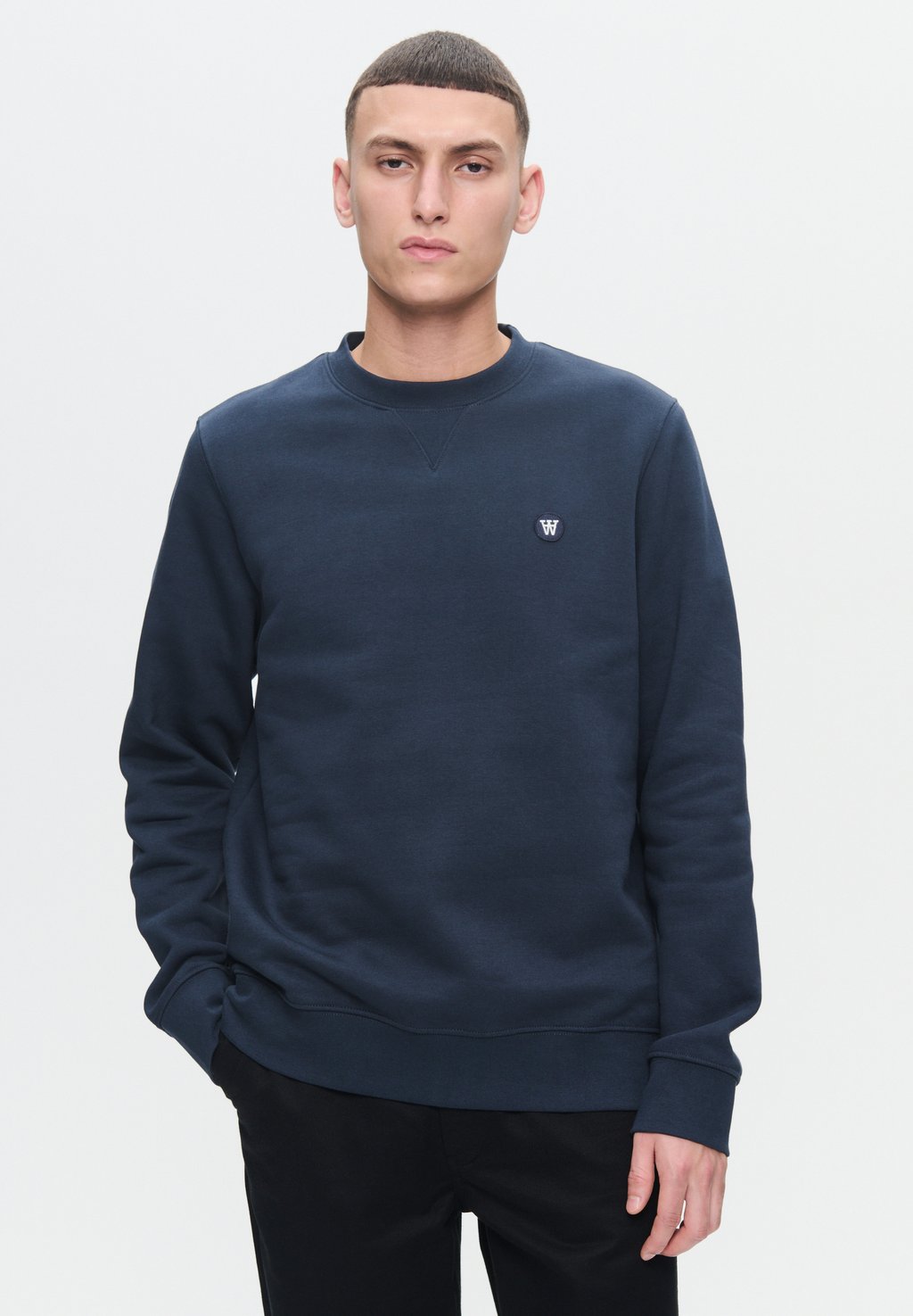 Толстовка WW TYE CREW LOGO BADGE DOUBLE A BY W.W., темно-синий
Толстовка WW TYE CREW LOGO BADGE DOUBLE A BY W.W., темно-синий