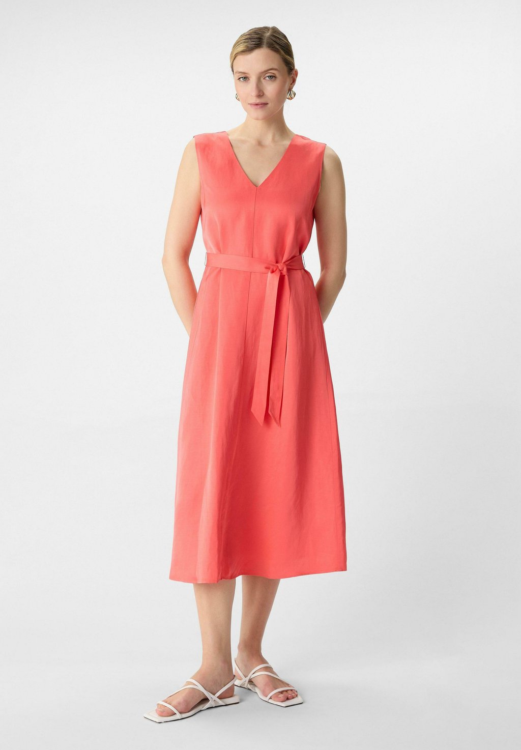 Коктейльное/вечернее платье MIT V-AUSSCHNITT UND BINDEGÜRTEL comma, розовый
Коктейльное/вечернее платье MIT V-AUSSCHNITT UND BINDEGÜRTEL comma, розовый