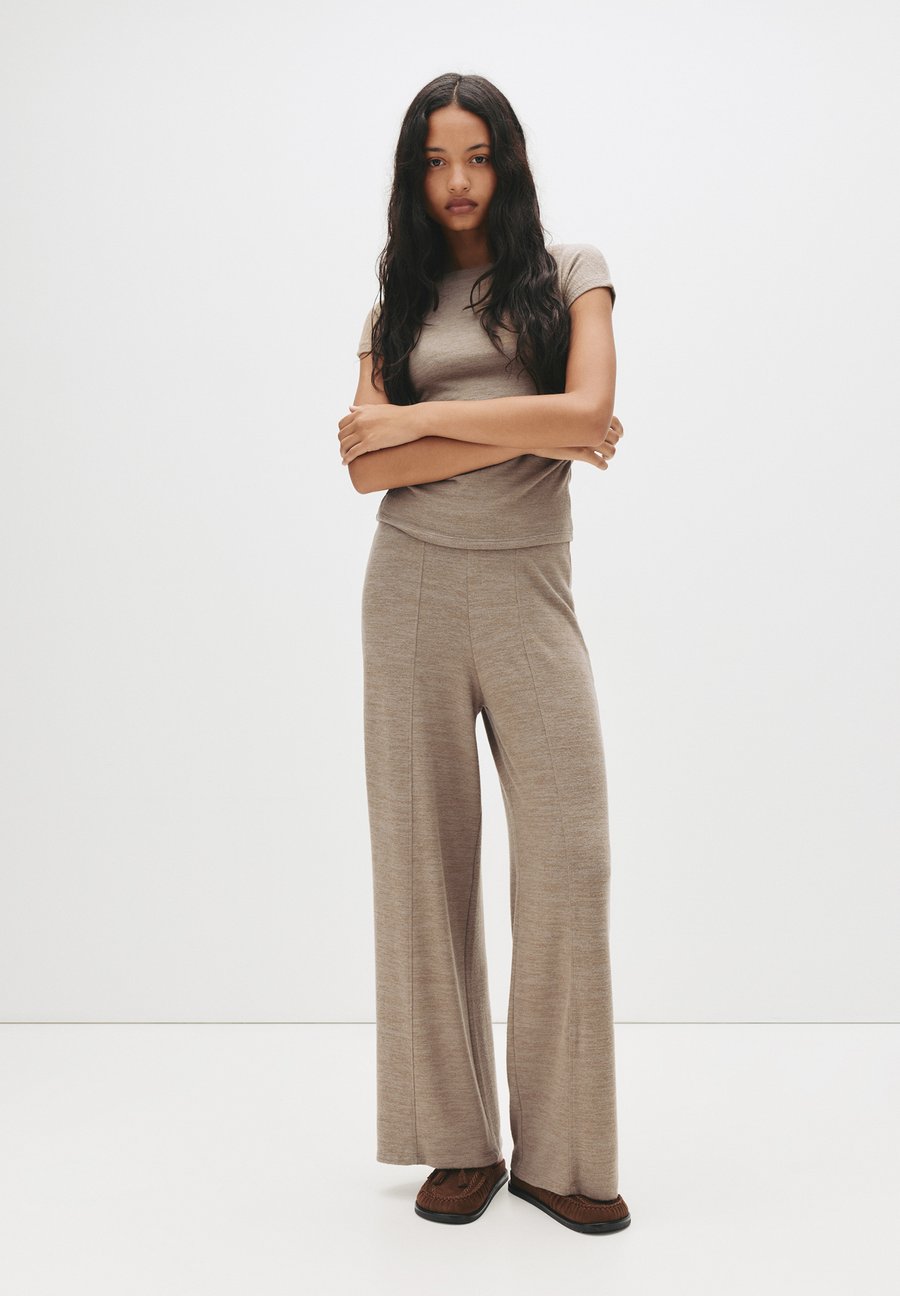 Брюки PULL&BEAR Trousers, Brown/Camel
Брюки PULL&BEAR Trousers, Brown/Camel