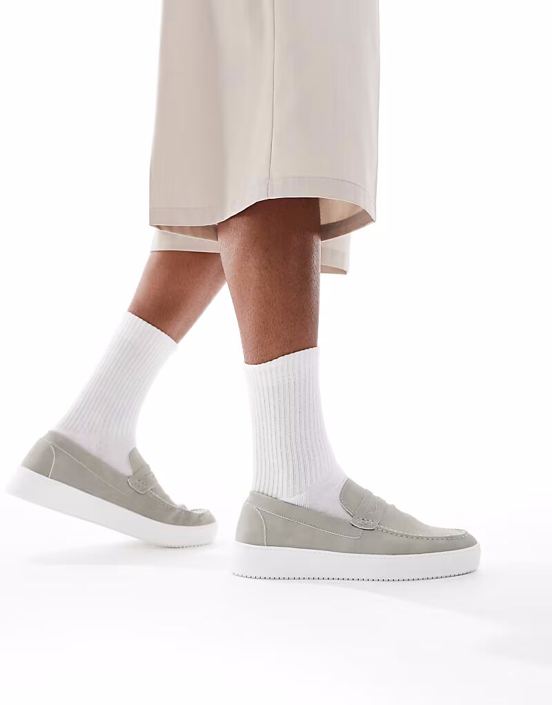 Лоферы Brave Soul из искусственной замши серого цвета
Лоферы Brave Soul из искусственной замши серого цвета