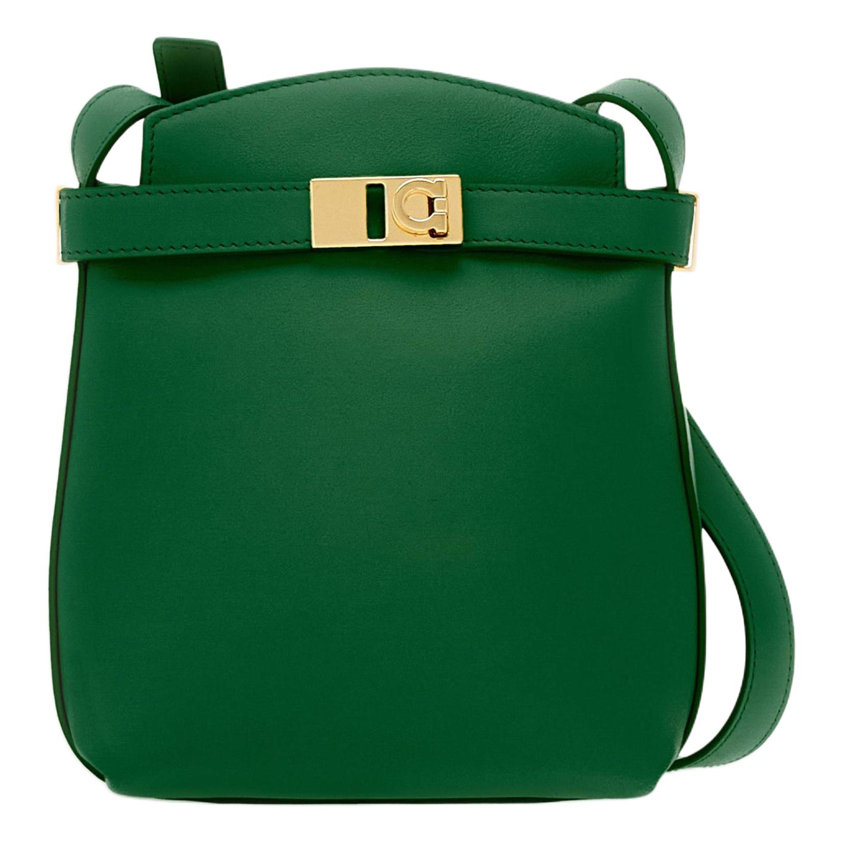 Ferragamo Женская сумка через плечо из телячьей кожи Лесной зелёный
Ferragamo Женская сумка через плечо из телячьей кожи Лесной зелёный