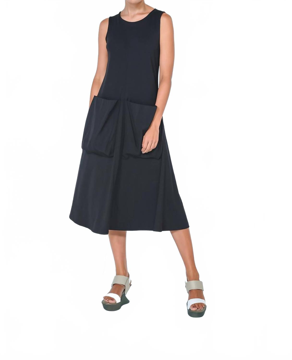 Женское платье с большими карманами в черном цвете Simply Mila
Женское платье с большими карманами в черном цвете Simply Mila