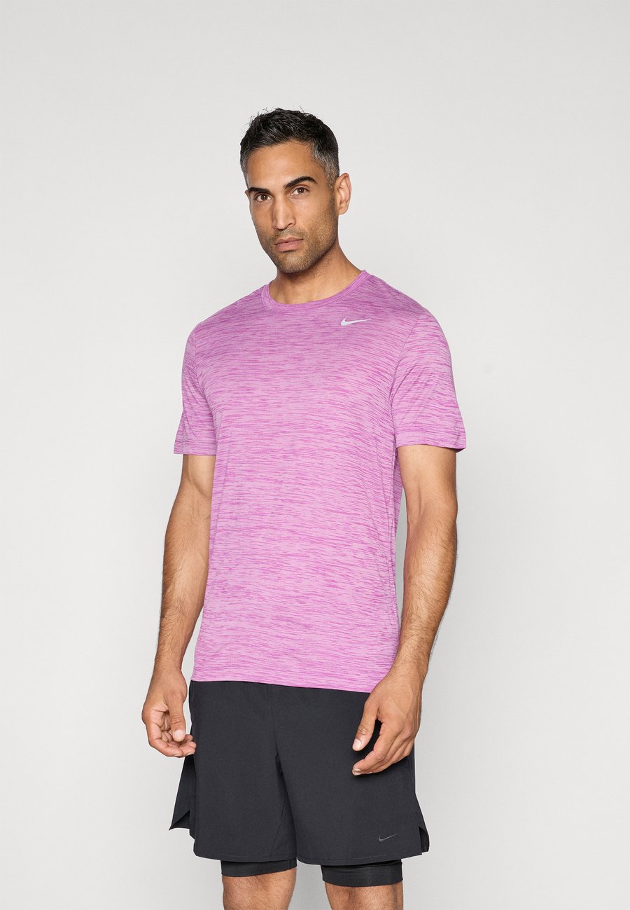 Футболка Nike Performance TEE NEW VENEER, Bold Berry/Pure/Matte Silver-Coloured/Purple
Футболка Nike Performance TEE NEW VENEER, Bold Berry/Pure/Matte Silver-Coloured/Purple