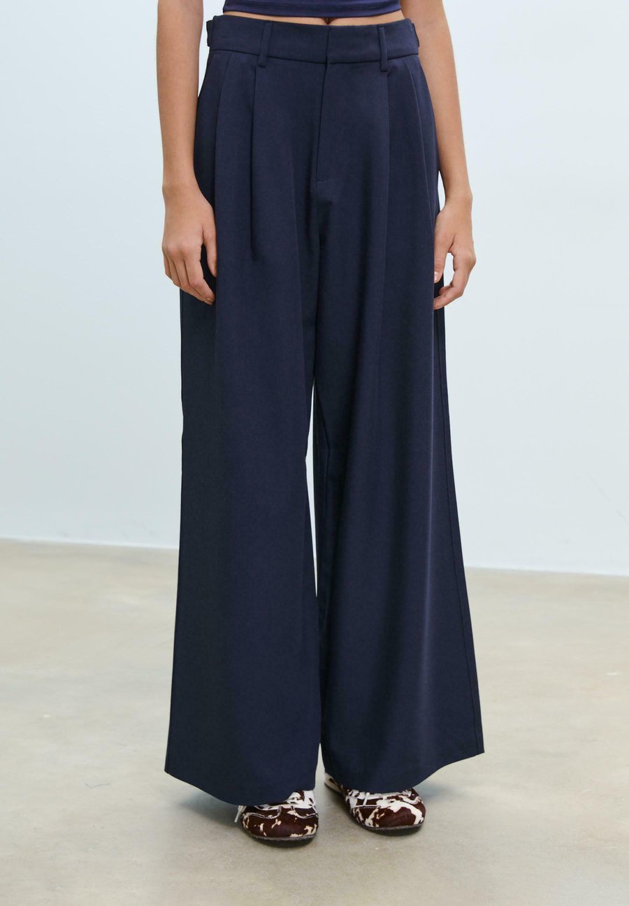 Брюки Stradivarius SUPER WIDE-LEG ADJUSTABLE, Mottled Dark Blue
Брюки Stradivarius SUPER WIDE-LEG ADJUSTABLE, Mottled Dark Blue