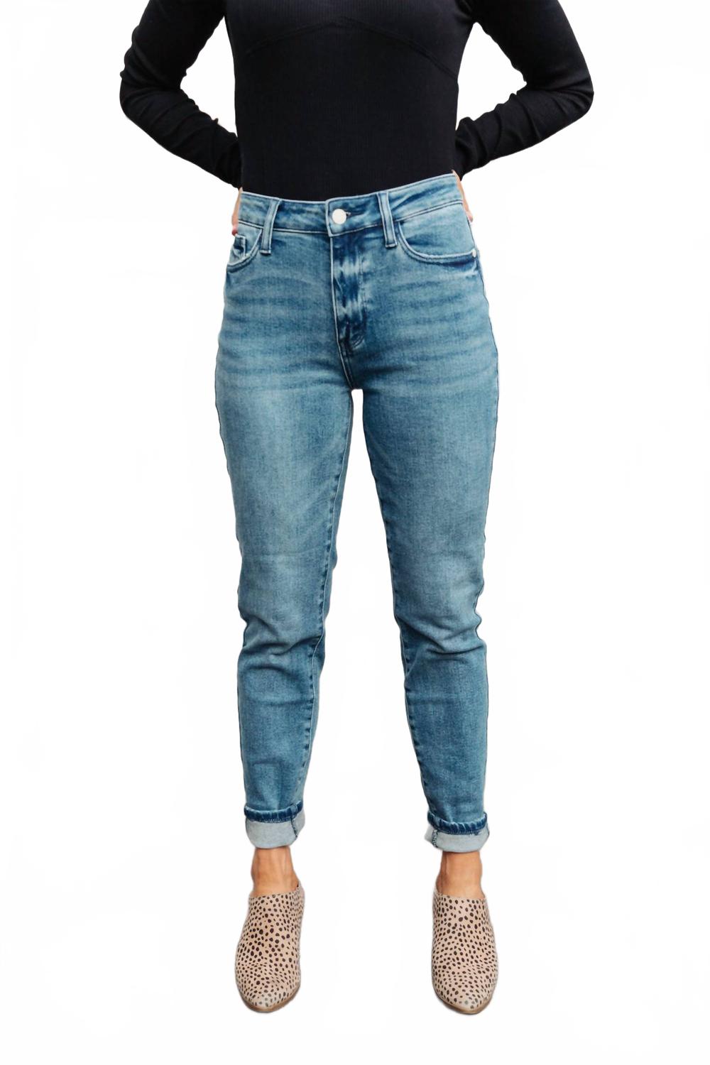 Джинсы с высокой талией свободного кроя без потертостей в синем цвете Judy Blue
Джинсы с высокой талией свободного кроя без потертостей в синем цвете Judy Blue