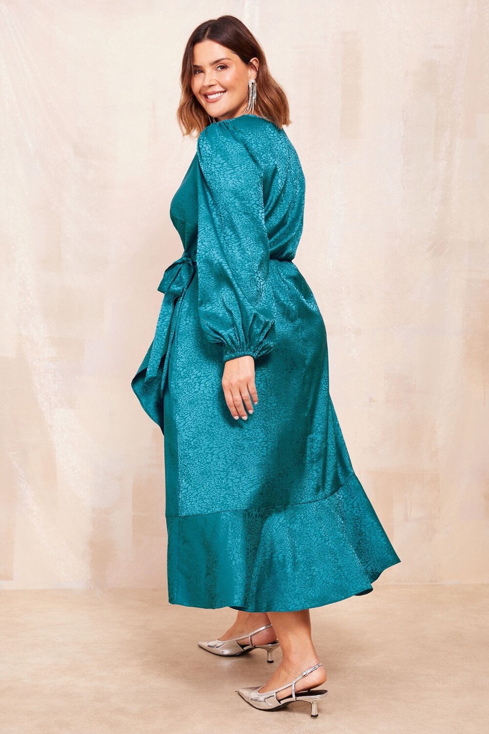 Платье миди с атласными оборками и длинными рукавами Curve Friends Like These, синий
Платье миди с атласными оборками и длинными рукавами Curve Friends Like These, синий