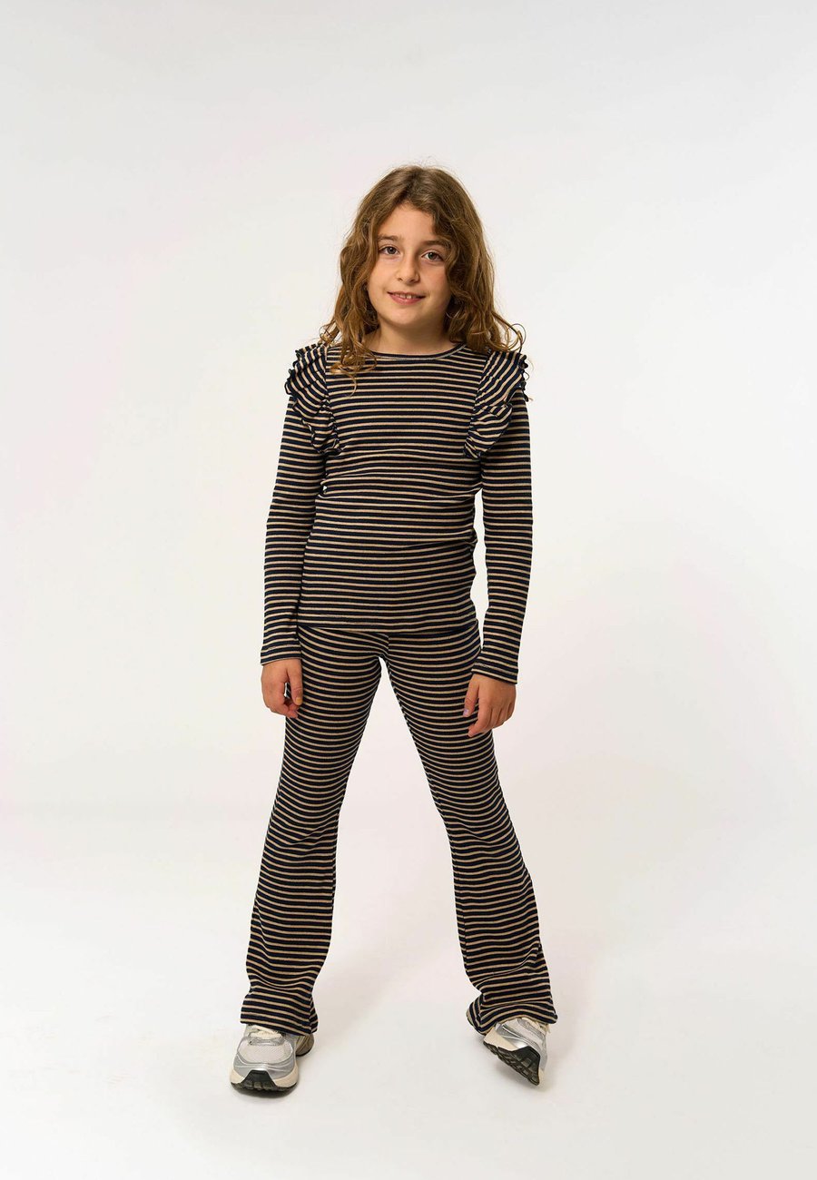 Топ The New PRISCILLA L_S TEE, Navy Blazer Striped/Dark Blue
Топ The New PRISCILLA L_S TEE, Navy Blazer Striped/Dark Blue