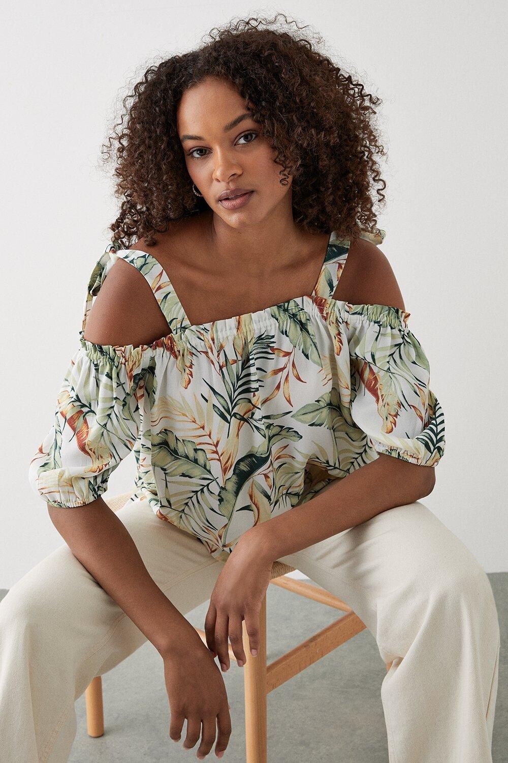 Топ с открытыми плечами в тропическом стиле и завязками на плечах Dorothy Perkins, белый
Топ с открытыми плечами в тропическом стиле и завязками на плечах Dorothy Perkins, белый