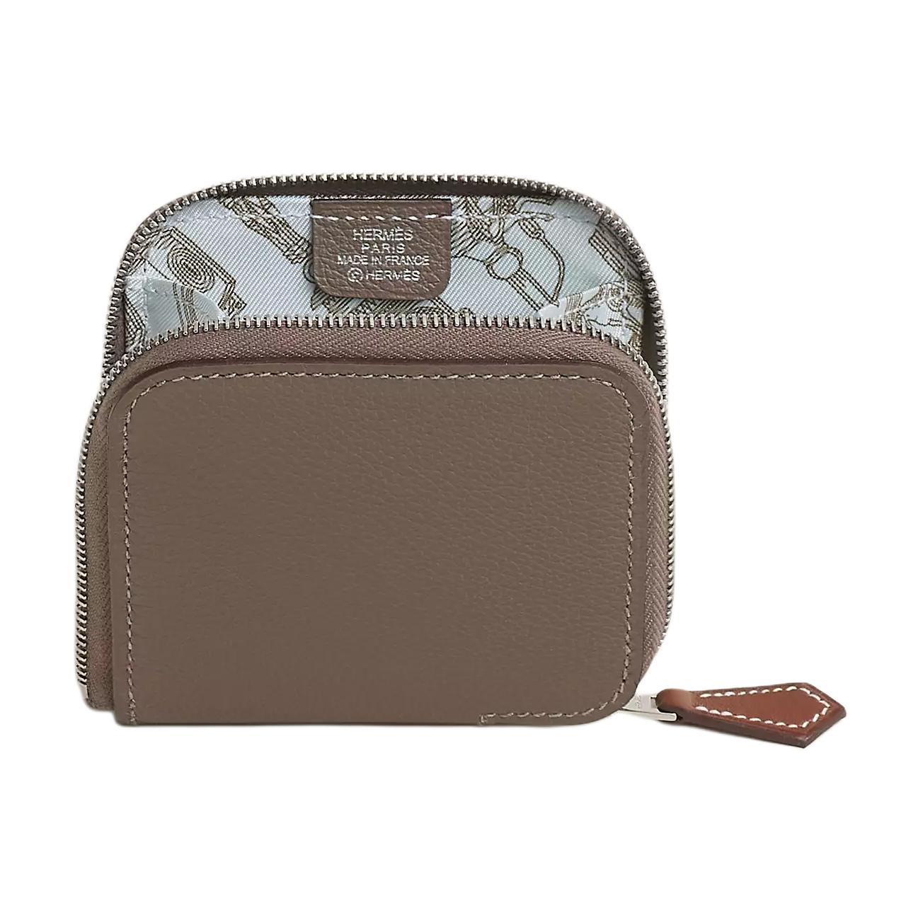 HERMES Silk'In Evercolor из телячьей кожи с кошельком Barénia из телячьей кожи женский цвет Dragging, Blue Mist и Taupe
HERMES Silk'In Evercolor из телячьей кожи с кошельком Barénia из телячьей кожи женский цвет Dragging, Blue Mist и Taupe