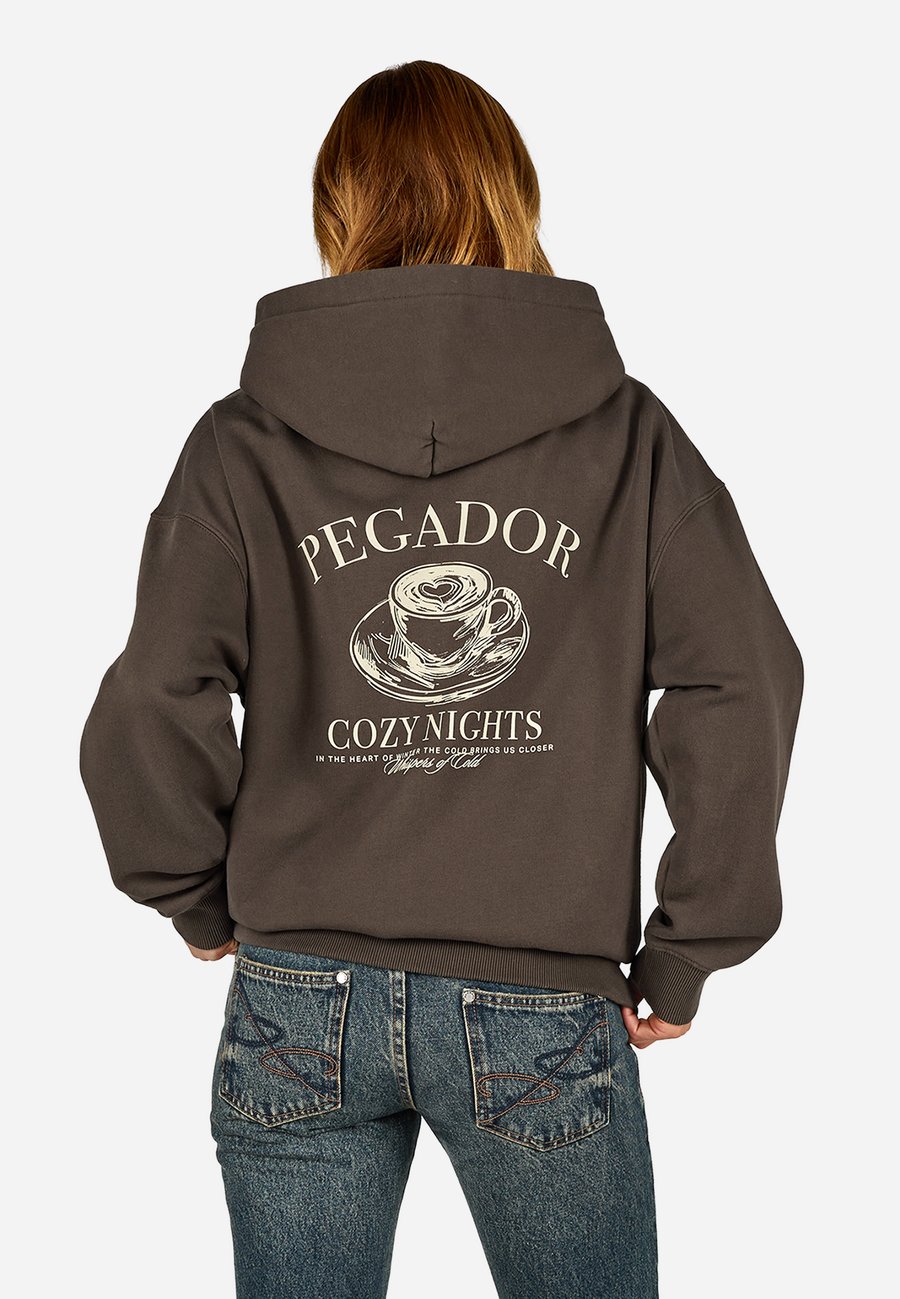 Толстовка Pegador BARLETTA , Washed Walnut Brown/Bleached Denim
Толстовка Pegador BARLETTA , Washed Walnut Brown/Bleached Denim