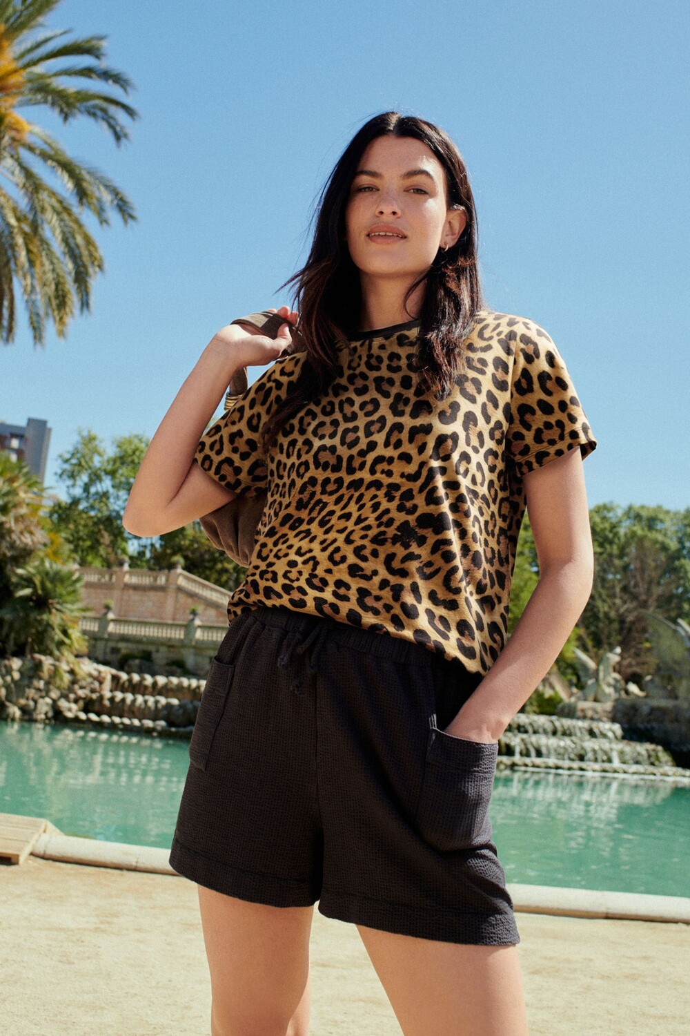 Легкие фактурные шорты из ткани сирсакер с двумя карманами Next, черный
Легкие фактурные шорты из ткани сирсакер с двумя карманами Next, черный