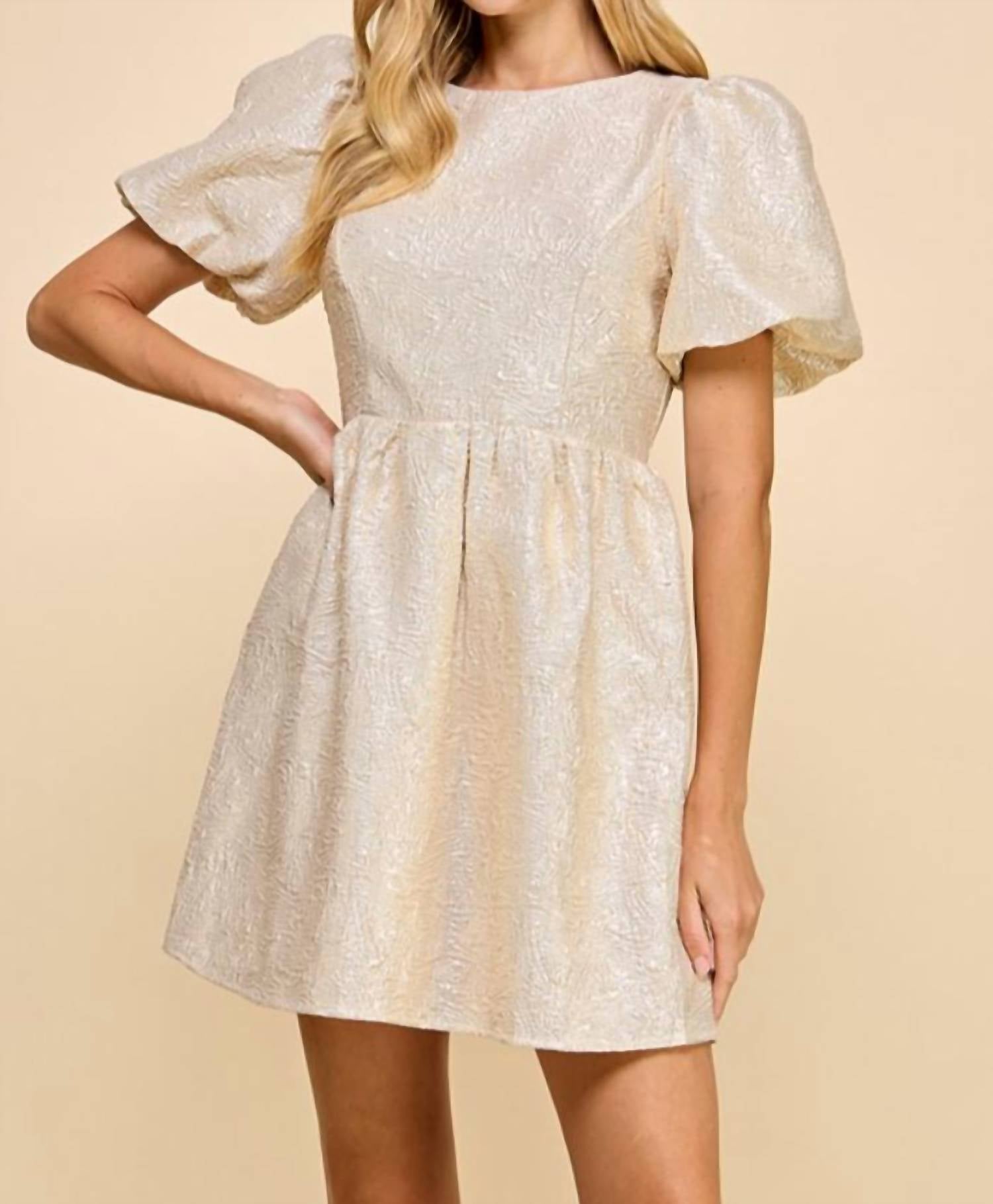 Платье Rush с бантом на спине в золотом цвете TCEC
Платье Rush с бантом на спине в золотом цвете TCEC