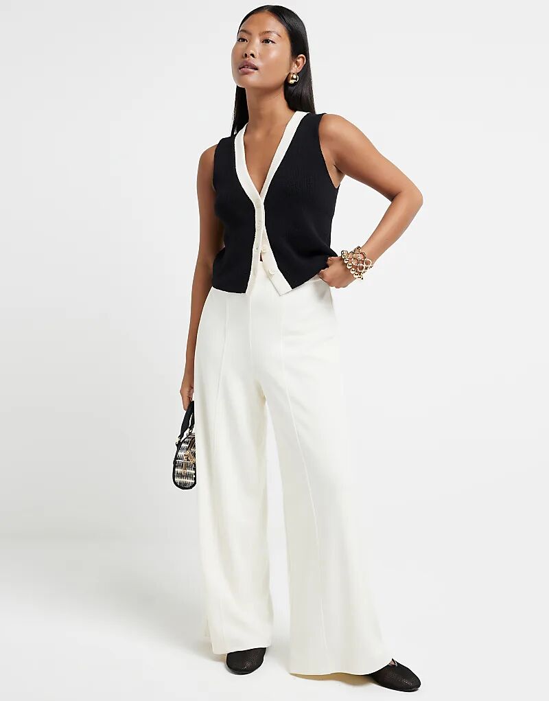 Маленькие широкие брюки со складками кремового цвета River Island
Маленькие широкие брюки со складками кремового цвета River Island