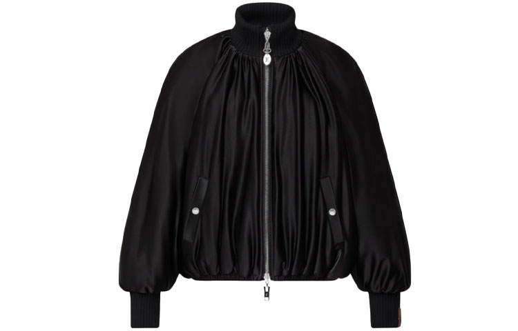 Реверсивная кокон-куртка LOUIS VUITTON, Сумка для покупок в комплекте
Реверсивная кокон-куртка LOUIS VUITTON, Сумка для покупок в комплекте