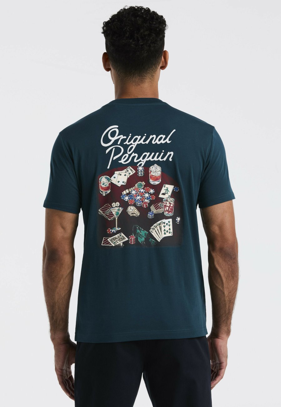 Футболка Original Penguin POKER SCENE GRAPHIC SHORT SLEEVE , Reflecting Pond/Blue, Синий, Футболка Original Penguin POKER SCENE GRAPHIC SHORT SLEEVE , Reflecting Pond/Blue
Футболка Original Penguin POKER SCENE GRAPHIC SHORT SLEEVE , Reflecting Pond/Blue, Синий, Футболка Original Penguin POKER SCENE GRAPHIC SHORT SLEEVE , Reflecting Pond/Blue