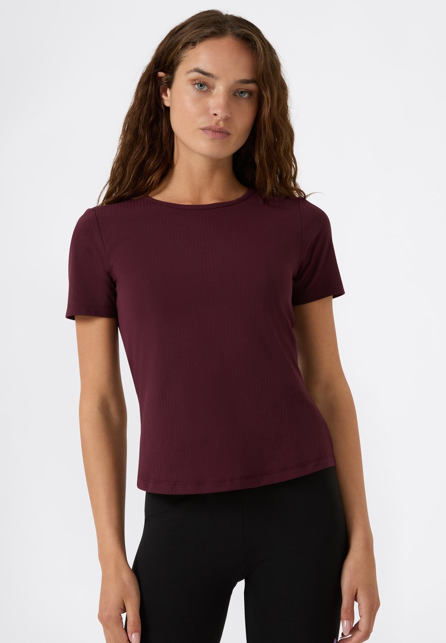 Футболка Champion CREWNECK , Bordeaux
Футболка Champion CREWNECK , Bordeaux