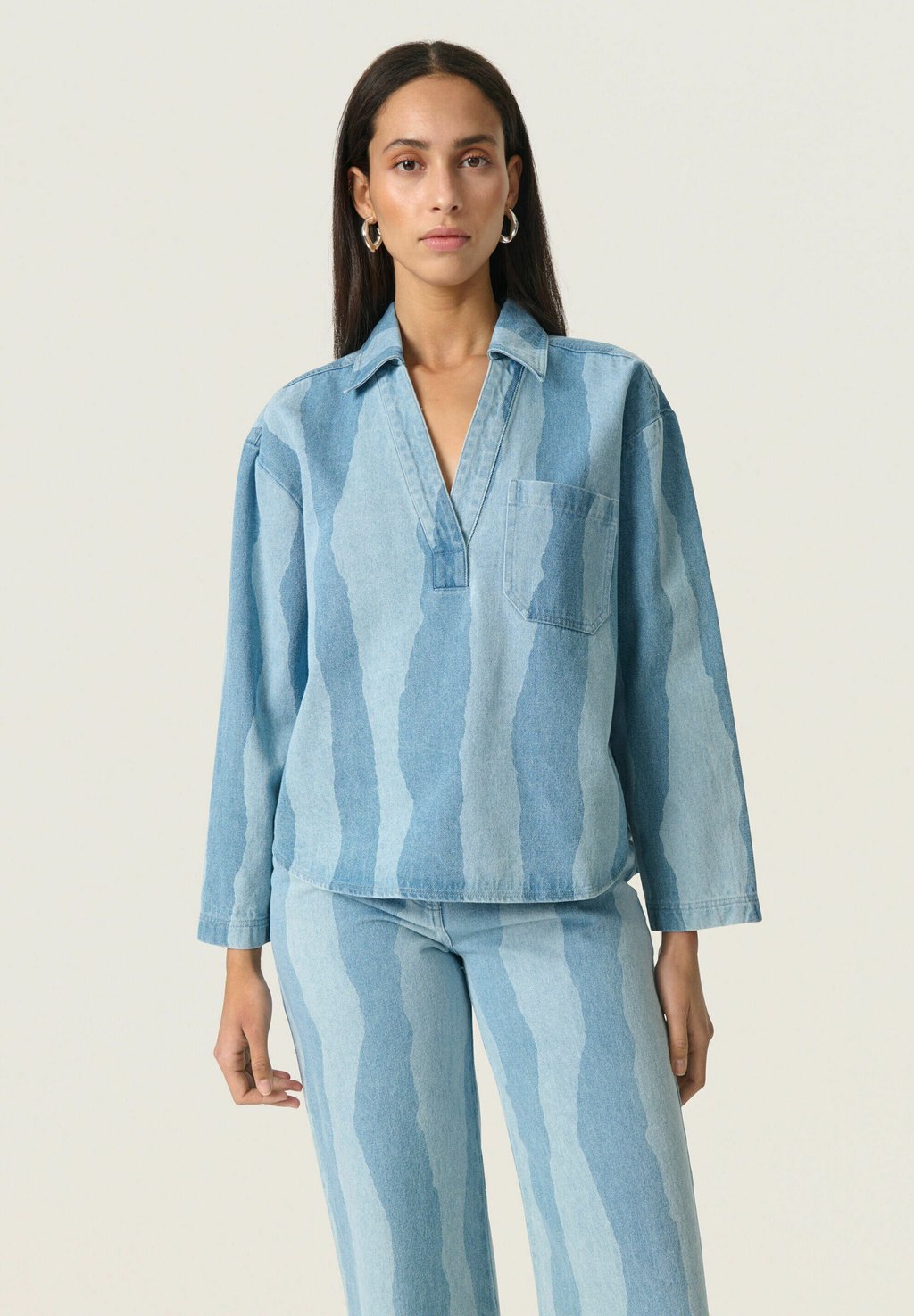 Блуза MAISA Soaked in Luxury, деним
Блуза MAISA Soaked in Luxury, деним