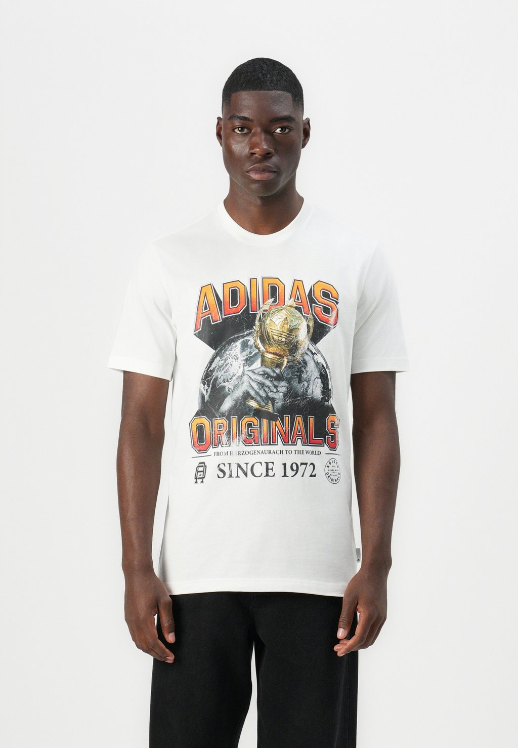 Футболка с принтом GRAPHIC UNISEX Adidas Originals, белый 
Футболка с принтом GRAPHIC UNISEX Adidas Originals, белый