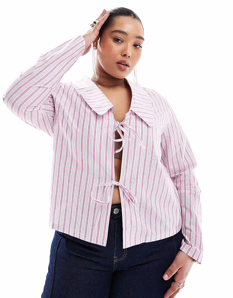 Эксклюзивная рубашка Renee Studio Plus с завязкой спереди и отделкой в виде сердца в розовую полоску
Эксклюзивная рубашка Renee Studio Plus с завязкой спереди и отделкой в виде сердца в розовую полоску