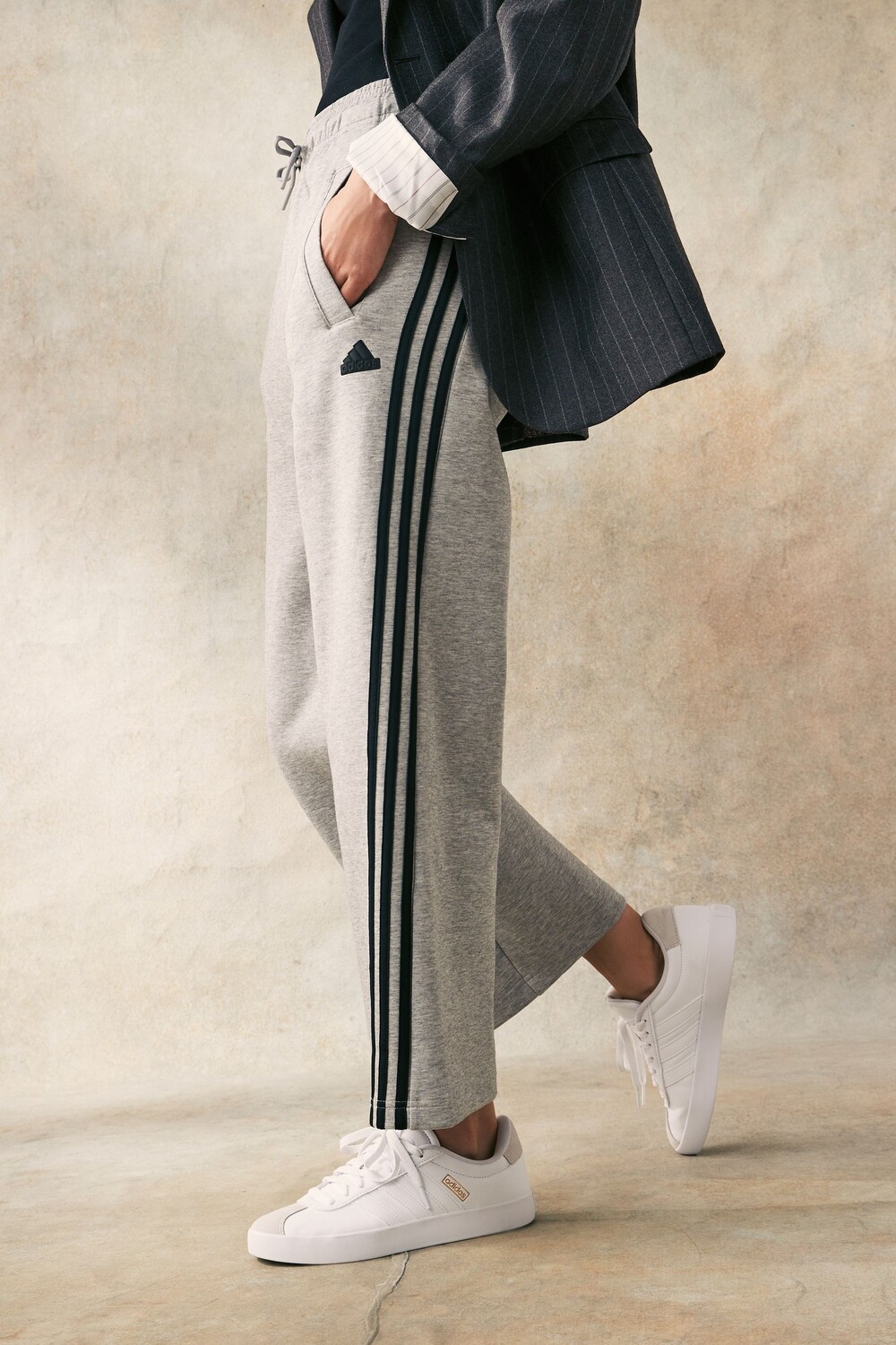 Спортивные иконы будущего: джоггеры с открытым краем и тремя полосками Adidas, серый
Спортивные иконы будущего: джоггеры с открытым краем и тремя полосками Adidas, серый