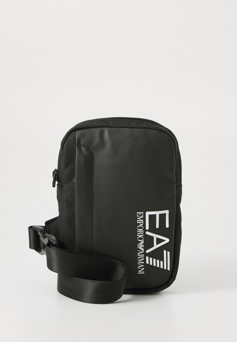Сумка кросс-боди EA7 Emporio Armani TRAIN CORE U MINI POUCH BAG UNISEX, Black Beauty/Black
Сумка кросс-боди EA7 Emporio Armani TRAIN CORE U MINI POUCH BAG UNISEX, Black Beauty/Black