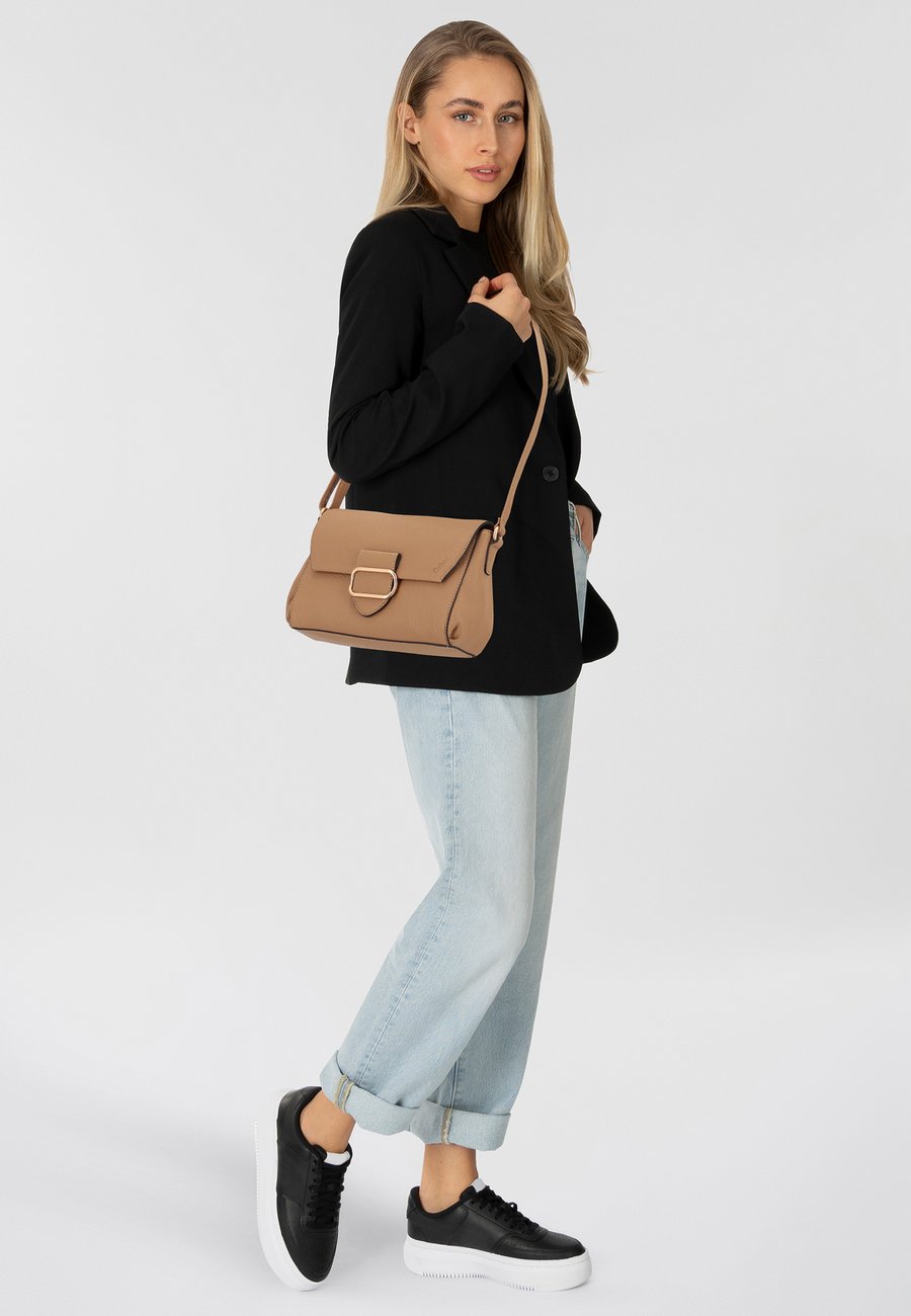 Сумка кросс-боди Gabor MELORA, Camel/Light Brown
Сумка кросс-боди Gabor MELORA, Camel/Light Brown