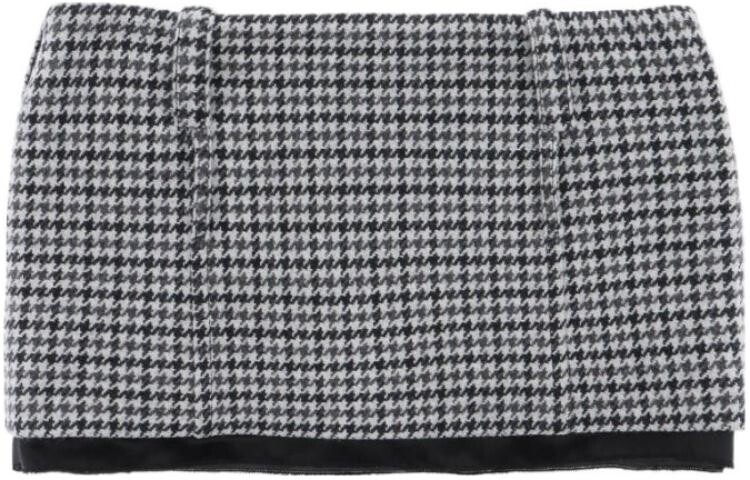 Повседневная юбка женская черная Miu Miu
Повседневная юбка женская черная Miu Miu