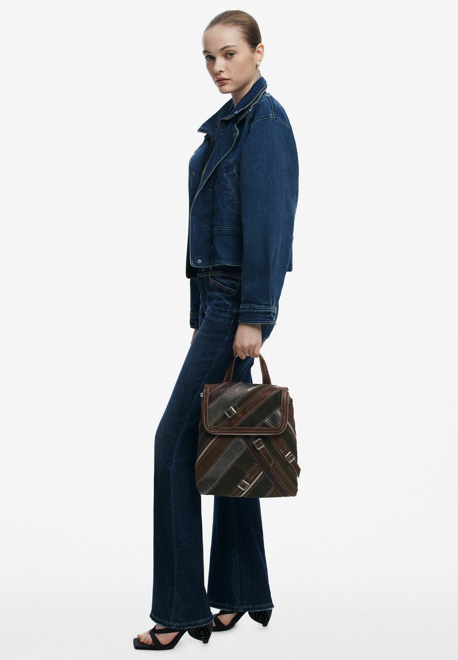 Рюкзак Desigual SMALL WITH STRAPS AND ZIPPERS, Brown
Рюкзак Desigual SMALL WITH STRAPS AND ZIPPERS, Brown