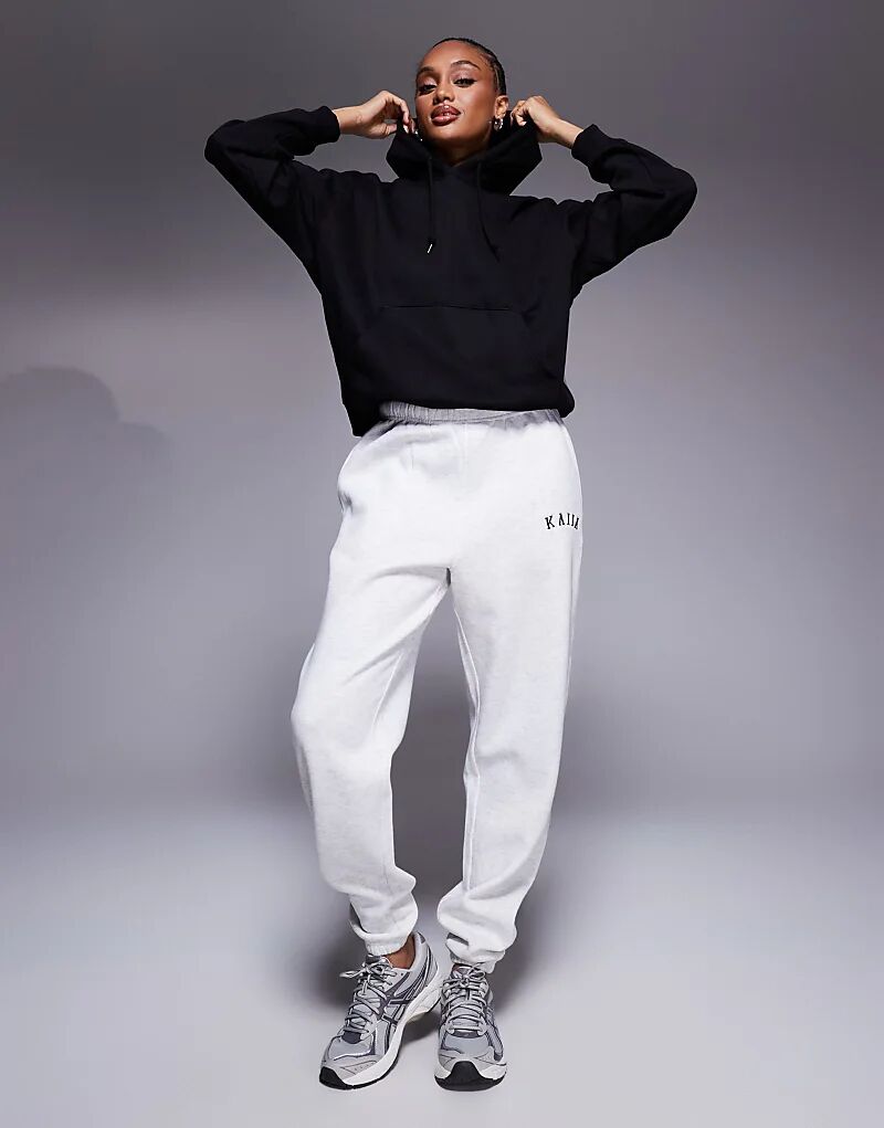 Спортивные брюки Kaiia из хлопковой смеси с вышитым логотипом и манжетами светло-серого цвета
Спортивные брюки Kaiia из хлопковой смеси с вышитым логотипом и манжетами светло-серого цвета