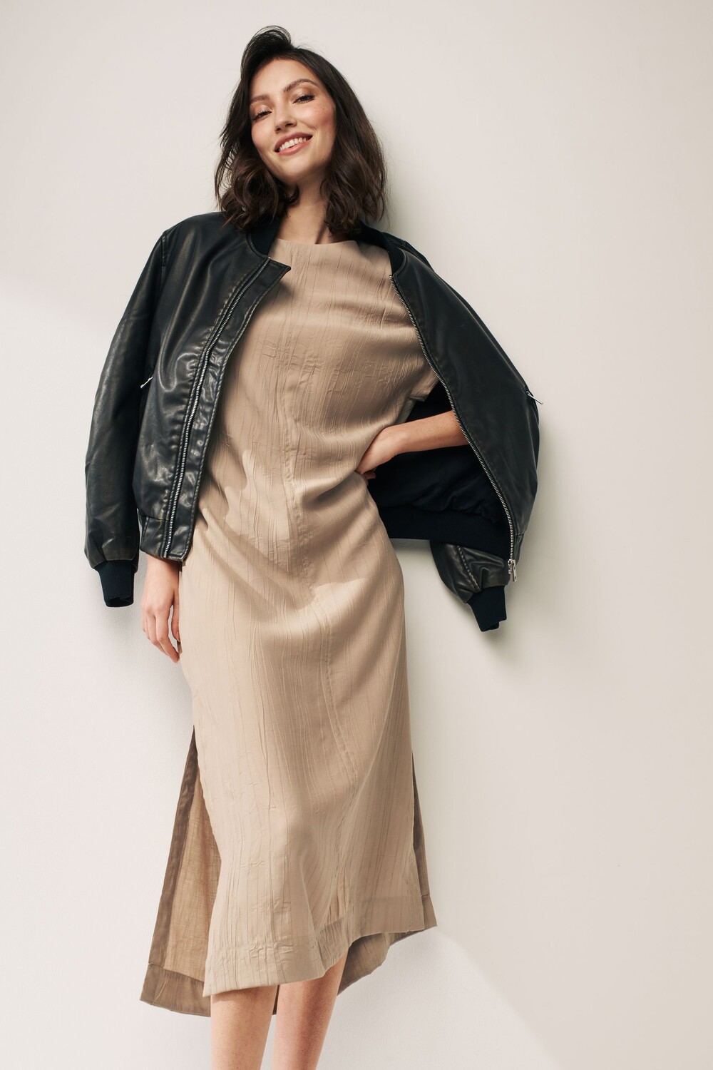 Свободное платье-футболка миди с короткими рукавами Next, бежевый
Свободное платье-футболка миди с короткими рукавами Next, бежевый