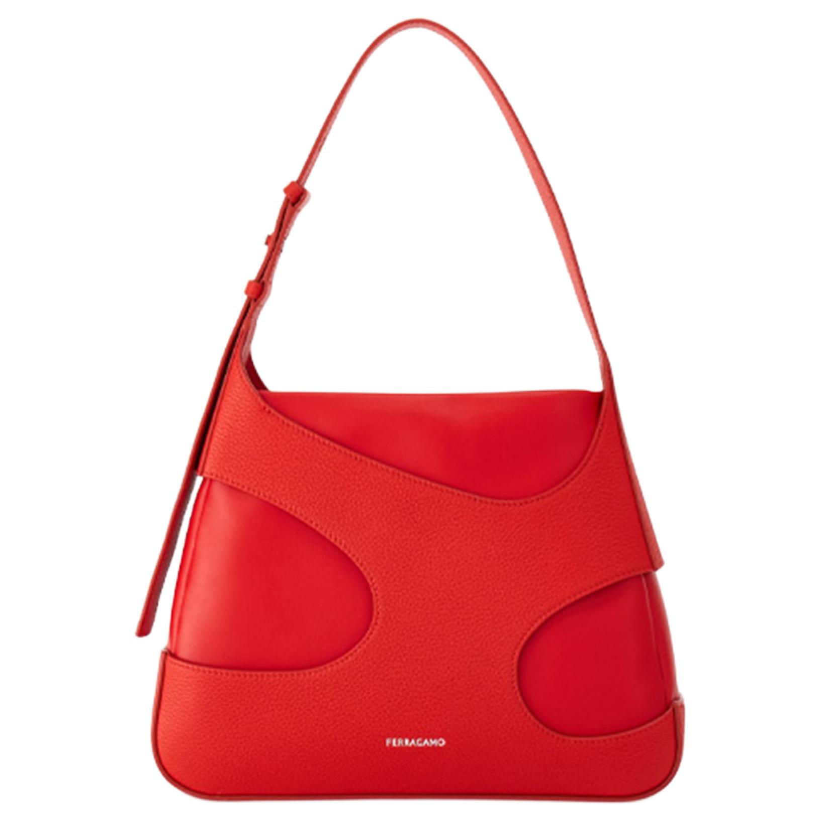 Ferragamo Женская сумка из фактурной коровьей кожи с эффектом чеканки, красная
Ferragamo Женская сумка из фактурной коровьей кожи с эффектом чеканки, красная