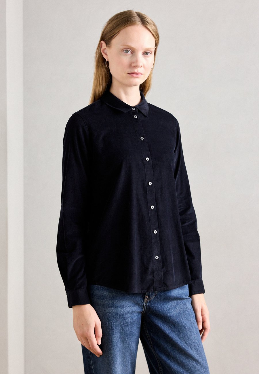 Блуза Marc O'Polo BLOUSE COLLAR LONG SLEEVE SOLID, Deep Night Blue/Dark Blue
Блуза Marc O'Polo BLOUSE COLLAR LONG SLEEVE SOLID, Deep Night Blue/Dark Blue