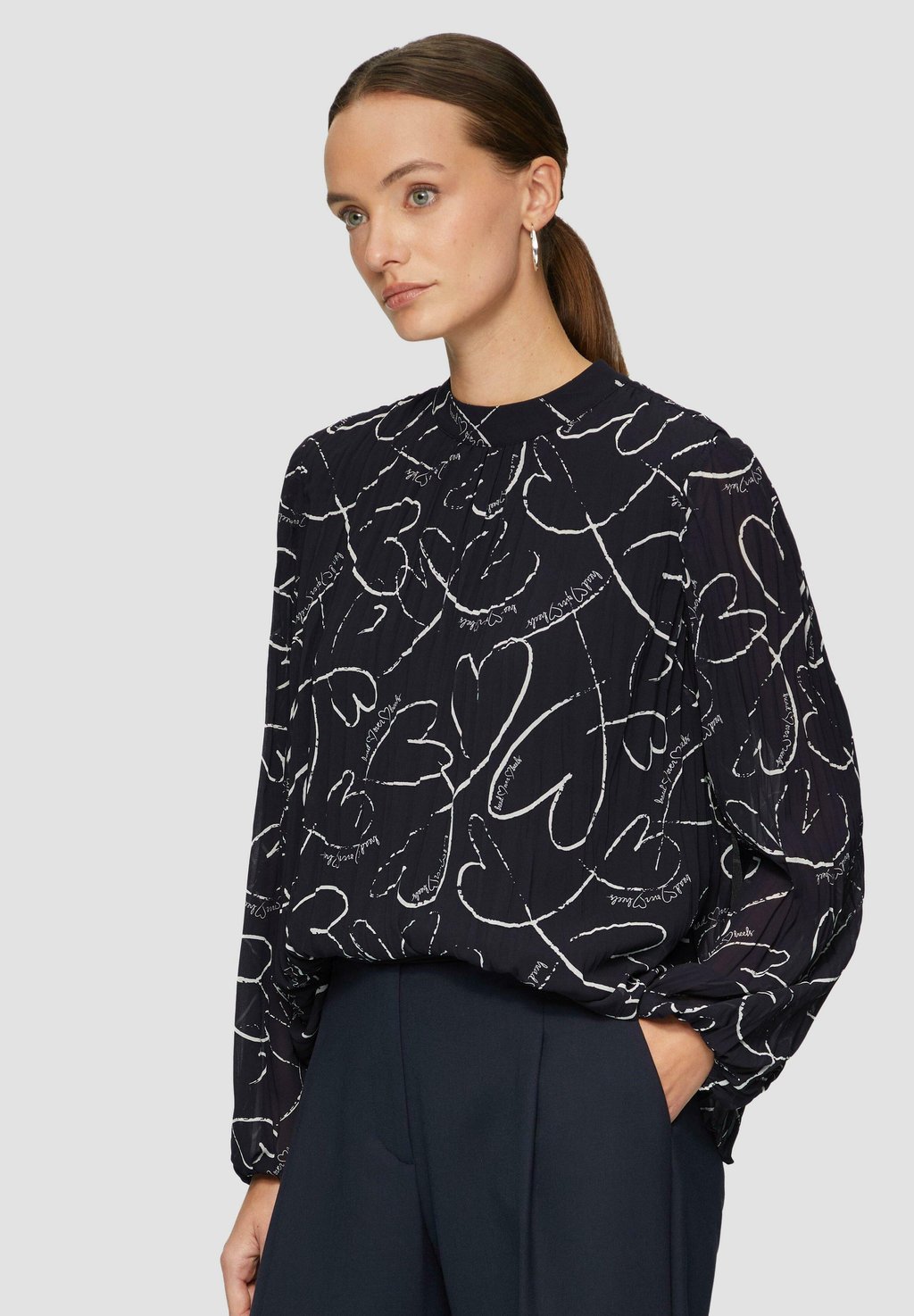 Блуза MIT PLISSEEFALTEN s.Oliver BLACK LABEL, темно-синий
Блуза MIT PLISSEEFALTEN s.Oliver BLACK LABEL, темно-синий