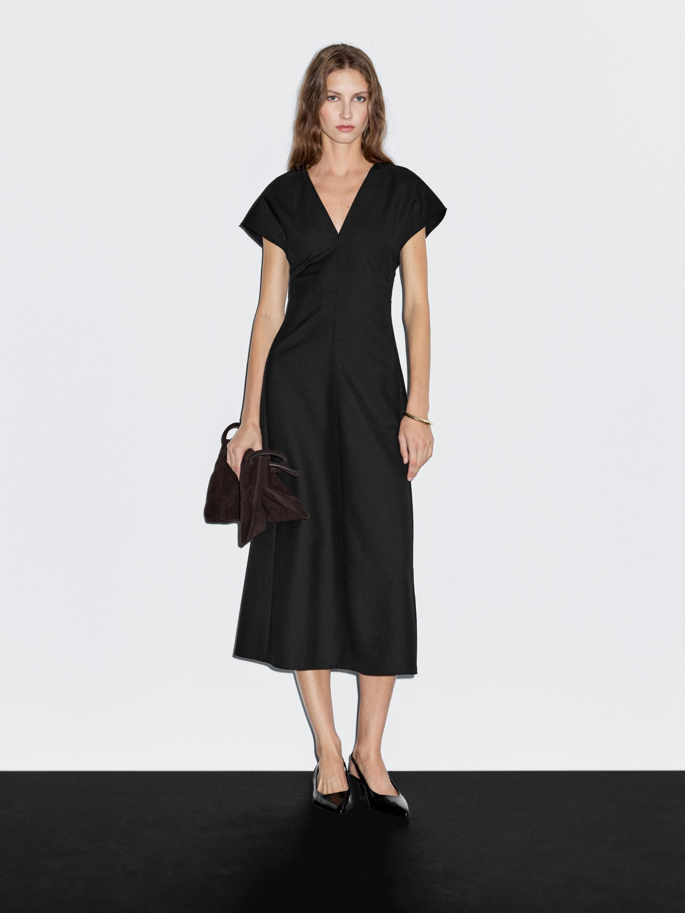 Длинное платье из смесовой шерсти с V-образным вырезом Massimo Dutti, черный
Длинное платье из смесовой шерсти с V-образным вырезом Massimo Dutti, черный