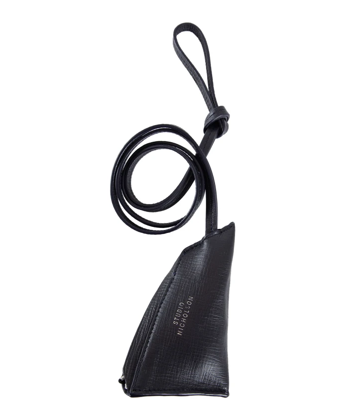 Темно-Синяя кожаная сумка через плечо Studio Nicholson, синий
Темно-Синяя кожаная сумка через плечо Studio Nicholson, синий