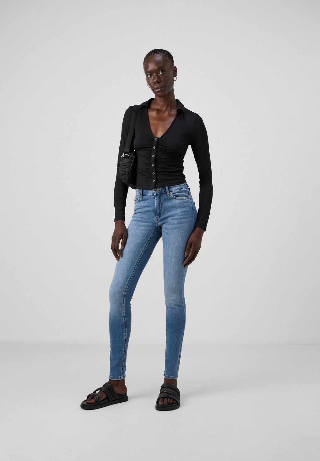 Джинсы скинни ONLBLUSH MID ONLY Tall, светло-голубой деним
Джинсы скинни ONLBLUSH MID ONLY Tall, светло-голубой деним