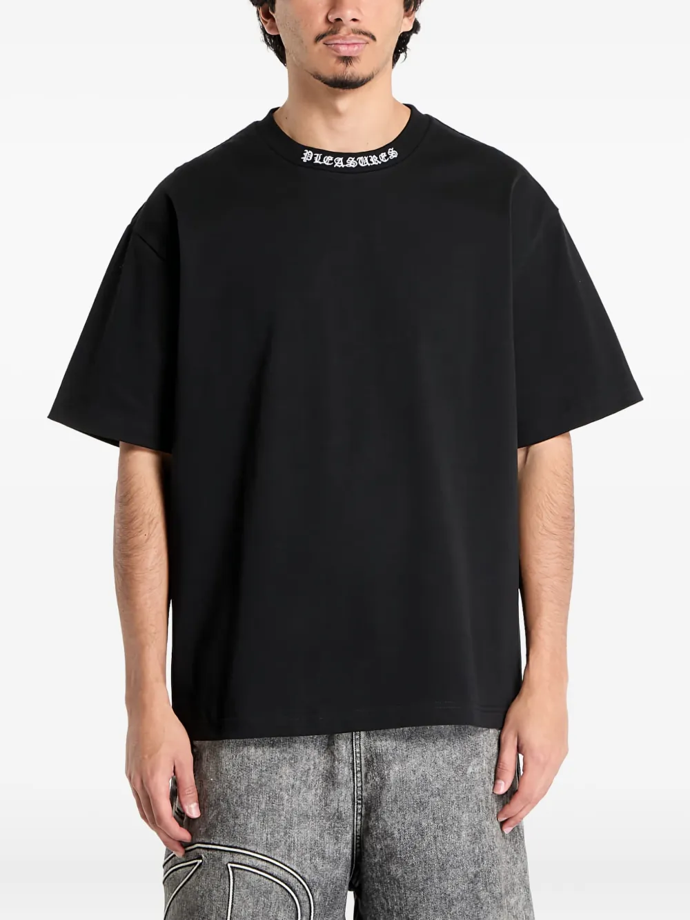 Футболка с логотипом Pleasures, черный
Футболка с логотипом Pleasures, черный