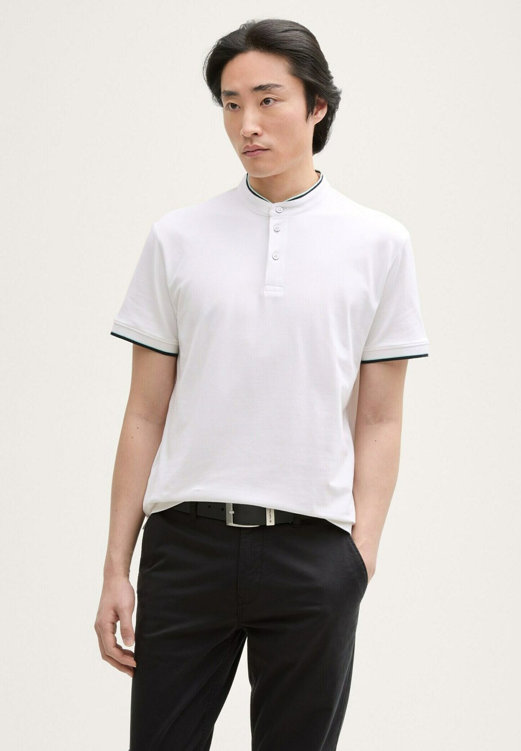 Базовая футболка MIT STEHKRAGEN TOM TAILOR, белый 
Базовая футболка MIT STEHKRAGEN TOM TAILOR, белый